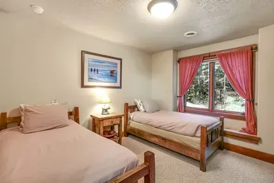 Twin bedroom that’s perfect for kids, cousins, or buddies on a ski trip.