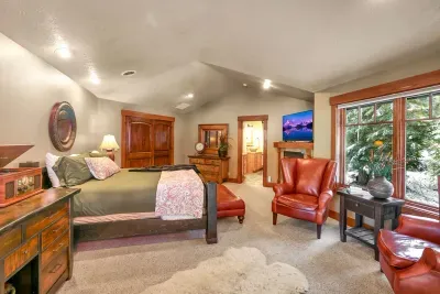 Quiet corners in the primary suite for one-on-one catch-ups and solo time.