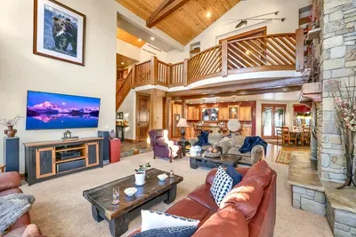 Big, open living room built for tired legs, full glasses, and late-night stories.