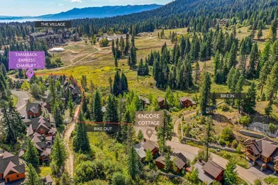 Ski in, trails out, hot tub on the patio—Encore Cottage keeps the focus on the mountain.