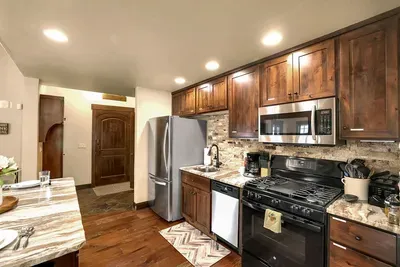 Full kitchen ready for big ski breakfasts and late-night pasta after last chair