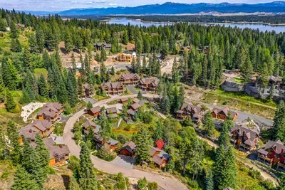 Just minutes from Lake Cascade, the Osprey Meadows Golf Course, and endless miles of hiking and biking trails, Encore Cottage is perfectly situated within Tamarack Resort