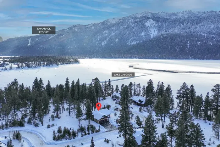 Skip the slopeside condo: spread out in a full 5BR home with an easy 4‑mile drive to Tamarack.