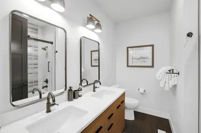 Plenty of bathrooms so mornings are easy and no one’s waiting in line. Full bath across from the king bedroom (tub/shower combo)