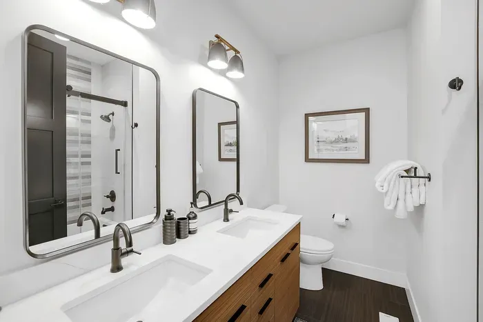 Plenty of bathrooms so mornings are easy and no one’s waiting in line. Full bath across from the king bedroom (tub/shower combo)