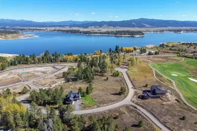 Adventure at Your Doorstep: Located near the Pelican Trail, outdoor enthusiasts can easily indulge in hiking and biking adventures. You're also just a 1/4 mile walk from Lake Cascade and the Tamarack Marina
