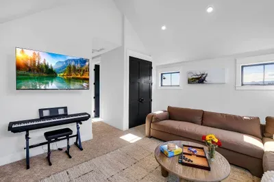 Versatile bonus boom: The upstairs bonus room is a multi-functional space perfect for relaxation, entertainment, or creativity