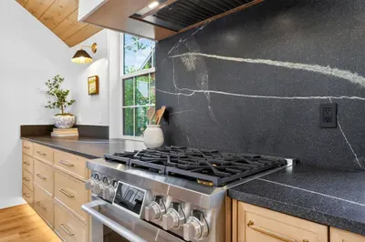 Gas range offers precise control for everything from slow-simmered sauces to seared steaks after a day on the slopes.