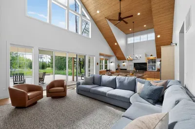 Oversized windows frame Idaho’s blue skies and pine views, bringing natural light into every corner of the great room.