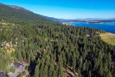 A peaceful neighborhood nestled between the mountain and lake