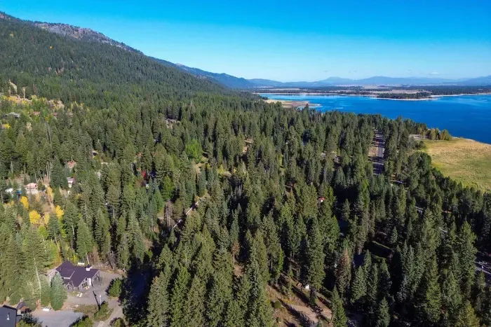 A peaceful neighborhood nestled between the mountain and lake