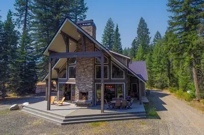 Knotty Pines is the perfect blend of natural splendor and luxury