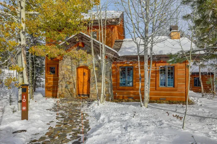 Osprey View is the ultimate combination of location + luxury, centrally situated golf course-front in the heart of Tamarack Resort