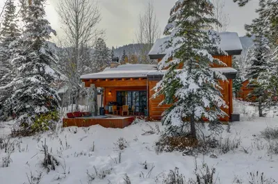 Osprey View is the perfect mountain getaway--surrounded by nature, you'll enjoy the gorgeous views from your patio (with private hot tub)