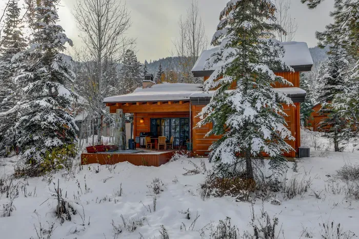 Osprey View is the perfect mountain getaway--surrounded by nature, you'll enjoy the gorgeous views from your patio (with private hot tub)
