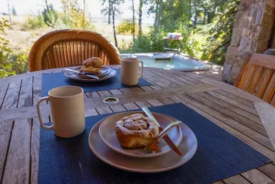 Relax with your morning coffee while taking in golf course and lake views
