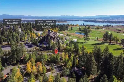Sweeping views of the award-winning Osprey Meadows Golf Course and Lake Cascade! Not only are you mere meters from your tee time, you're equally as close to the Lodge amenities, miles of hiking/biking trails, and the Arling Center wedding/event venues