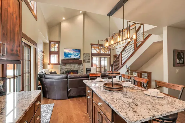 Vaulted ceilings and big windows bring the mountains right into the living room.