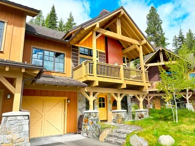 Gold Crest is your mountain‑modern basecamp at Tamarack, steps from the slopes and trails
