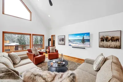 A McCall homebase that feels like your own condo on the golf course (and near downtown and Payette Lake) – not a generic rental.