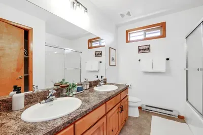 Full upstairs bathroom with tub/shower combo – great for kids, long soaks, and post‑hike cleanups