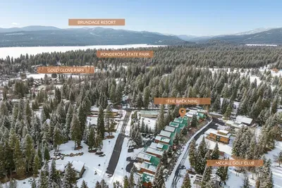 Bring your clubs, bikes, kayaks, skis, or snowboards – there’s storage space for it all here (two guest‑use kayaks included – launch into Payette Lake or calm waters near North Beach)
