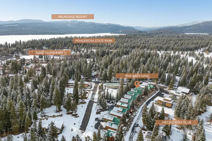 Bring your clubs, bikes, kayaks, skis, or snowboards – there’s storage space for it all here (two guest‑use kayaks included – launch into Payette Lake or calm waters near North Beach)