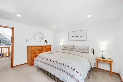 Crisp linens and a comfortable king mattress so tomorrow’s golf round or ski day starts rested