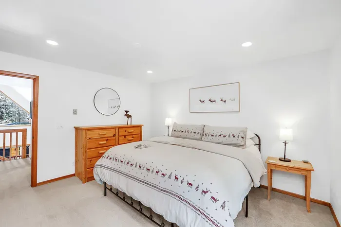 Crisp linens and a comfortable king mattress so tomorrow’s golf round or ski day starts rested