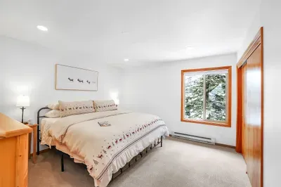 King bedroom with adjacent full bath – a calm retreat in McCall after big days on the lake or mountain