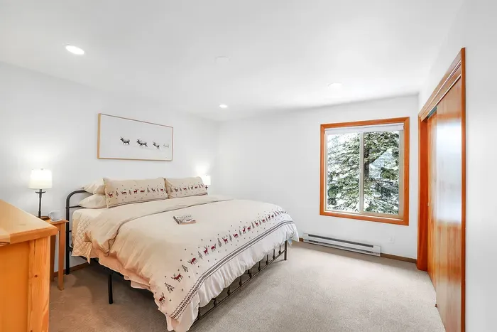 King bedroom with adjacent full bath – a calm retreat in McCall after big days on the lake or mountain