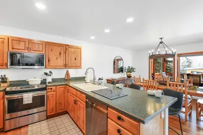 Plenty of counter space to prep family meals, picnic spreads, and après‑ski snacks.