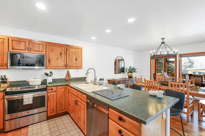 Plenty of counter space to prep family meals, picnic spreads, and après‑ski snacks.