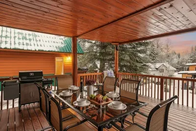 Evening BBQs turn into post‑round recaps and trip planning for McCall adventures.