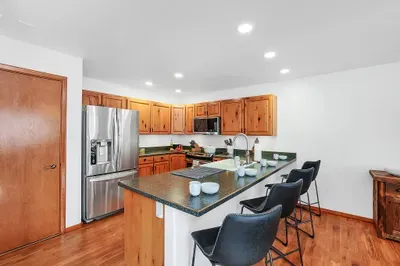 Breakfast bar seats four – perfect for quick pre‑golf breakfasts or post‑ski snacks in McCall.