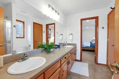 Jack‑and‑Jill bathroom with walk‑in shower to keep mornings efficient
