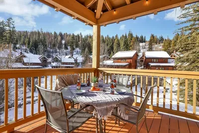 Wide-open hangout space for card games, cocktails, and late-night debriefs
