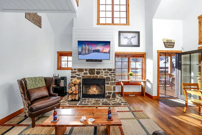 Kick off your boots, drop your gear, claim the couch—après starts here