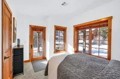 Whether it’s couples or a crew, there’s space for everyone to crash. Plus easy access to the trail and hot tub