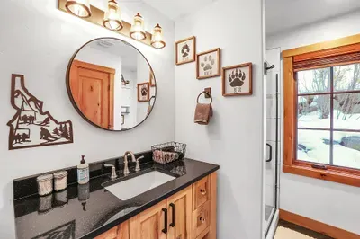 Three full bathrooms = no morning traffic jams before first chair. Main floor full bath offers extra convenience