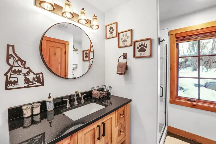 Three full bathrooms = no morning traffic jams before first chair. Main floor full bath offers extra convenience