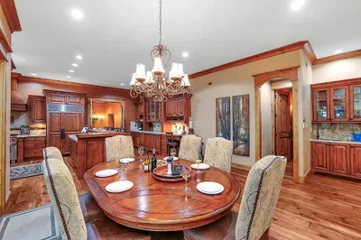 Morning at the breakfast bar, evening at the dining table—meals move effortlessly from Wolf range to view-filled dining
