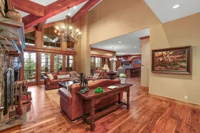 Floor‑to‑ceiling glass pulls in Tamarack and Lake Cascade; the wood‑burning fire pulls everyone together. The Great Room sets the tone for Heritage Lodge
