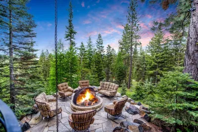 Flames, pine air, and a horizon of ridgelines—the kind of view that keeps you outside one more hour