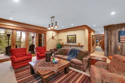 From ski boots to slippers in minutes—gear stowed, glasses up, and the wood fire carrying the room