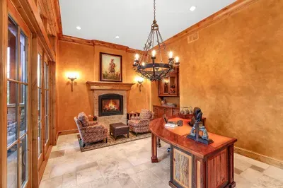 After hours, it becomes a lounge—seating by the fire, a late glass of whiskey, doors open to the night air. Quiet, warm, and unmistakably alpine