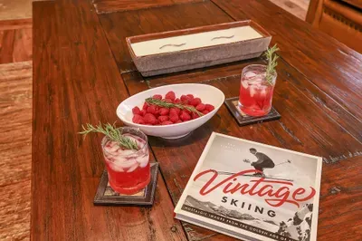 The great room’s wet bar brings après to the hearth—ice clinks, bottles lined, and the view doing the talking