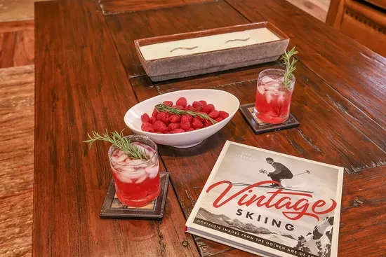 The great room’s wet bar brings après to the hearth—ice clinks, bottles lined, and the view doing the talking