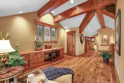 Flexible by design: a dedicated workspace when needed, a reading and game nook when it’s not—always connected to the heart of the lodge