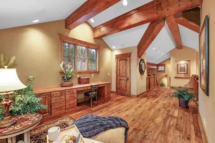 Flexible by design: a dedicated workspace when needed, a reading and game nook when it’s not—always connected to the heart of the lodge